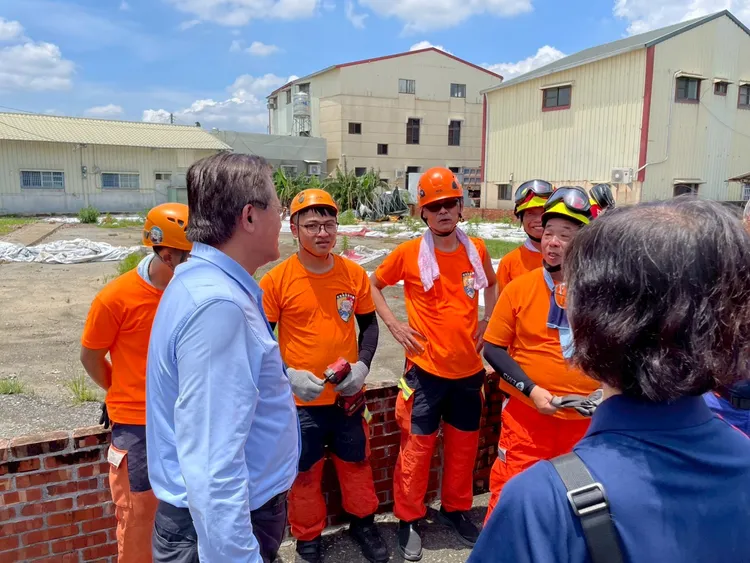 消防署長前往白河區慰問。消防署提供