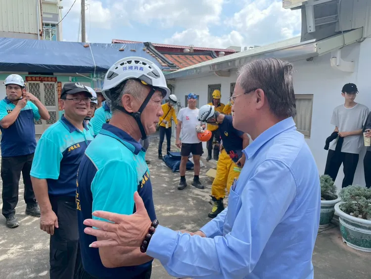 消防署長前往學甲區慰問。消防署提供