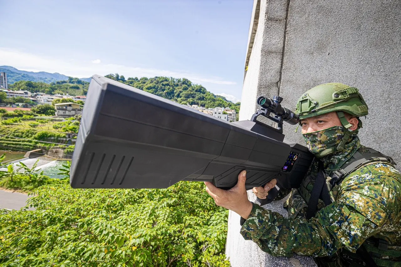 AH-1W超级眼镜蛇攻击直升机进场时,地面人员运用干扰枪确保空域安全。军方提供