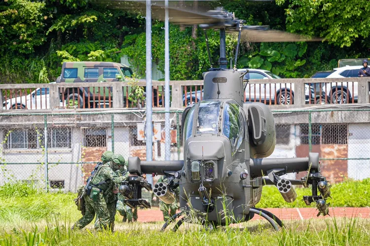 AH-1W超級眼鏡蛇攻擊直升機熱掛彈。軍方提供