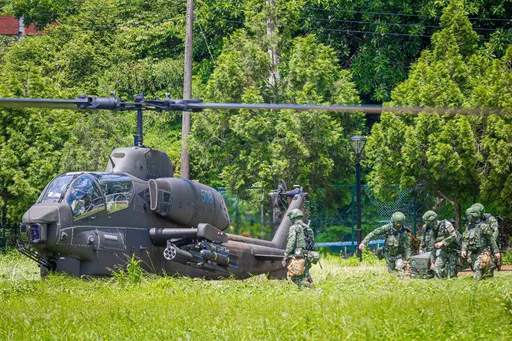 AH-1W眼鏡蛇攻擊直升機漢光演習亮相 油料彈藥快速補給