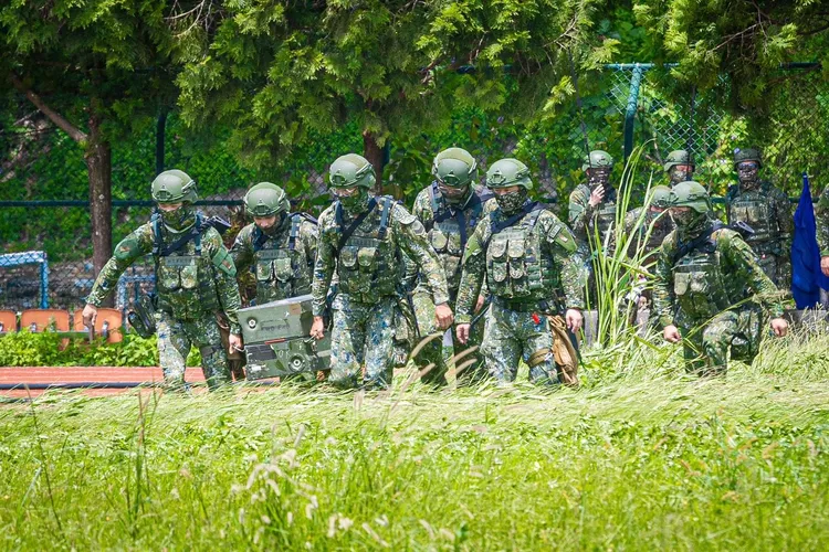 武器組彈藥搬運。軍方提供