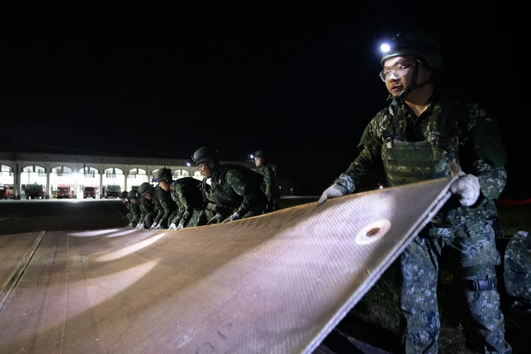 機場跑道玻璃纖維面蓆結合組裝作業。軍方提供