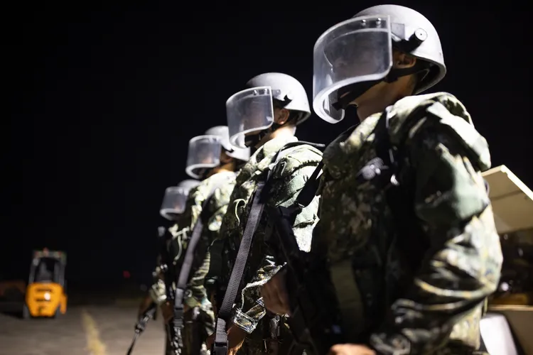 未爆彈處理小組待命投入。軍方提供