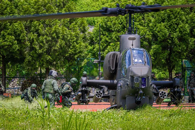 AH-1W超級眼鏡蛇攻擊直升機熱加油。軍方提供