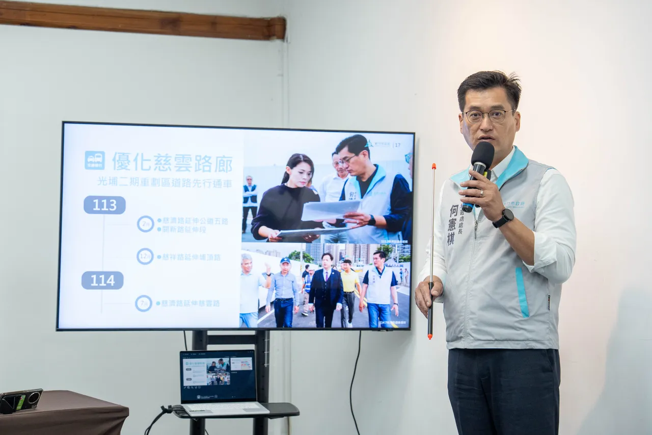 新竹市政府今日举办「安居技城 幸福真永远:都市发展施政记者会」,地政处长何宪棋进行简报。新竹市政府提供