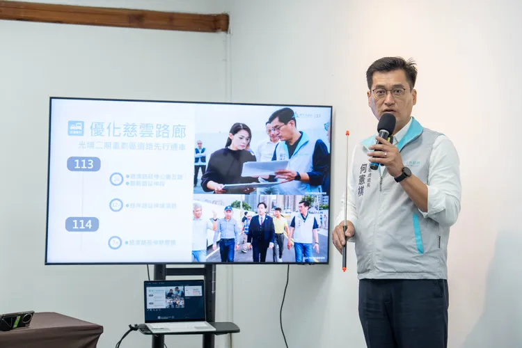 新竹市政府今日舉辦「安居技城 幸福真永遠：都市發展施政記者會」，地政處長何憲棋進行簡報。新竹市政府提供