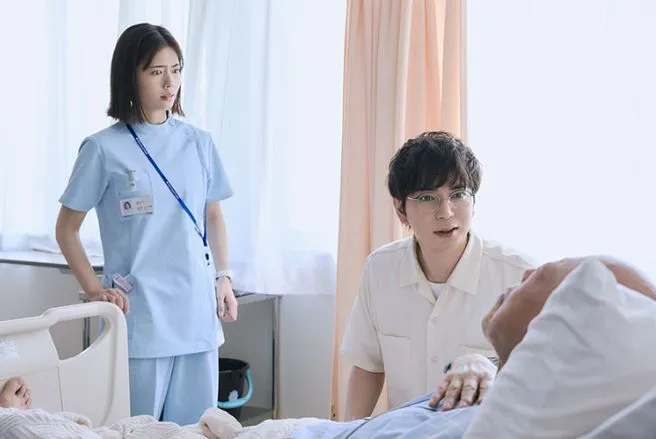 松本潤在新戲《第19號病歷表》飾演傾聽病患心聲的綜合診療科醫師。左為小芝風花。翻攝TBS