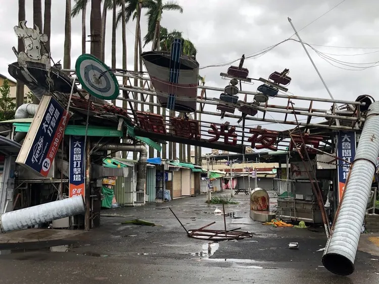 颱風丹娜絲6日深處在嘉義布袋登陸，嘉義市經1個多小時強陣風肆虐，7日市區街景滿目瘡痍，嘉樂福觀光夜市也無可避免，入口處大型看板傾倒歪斜。中央社