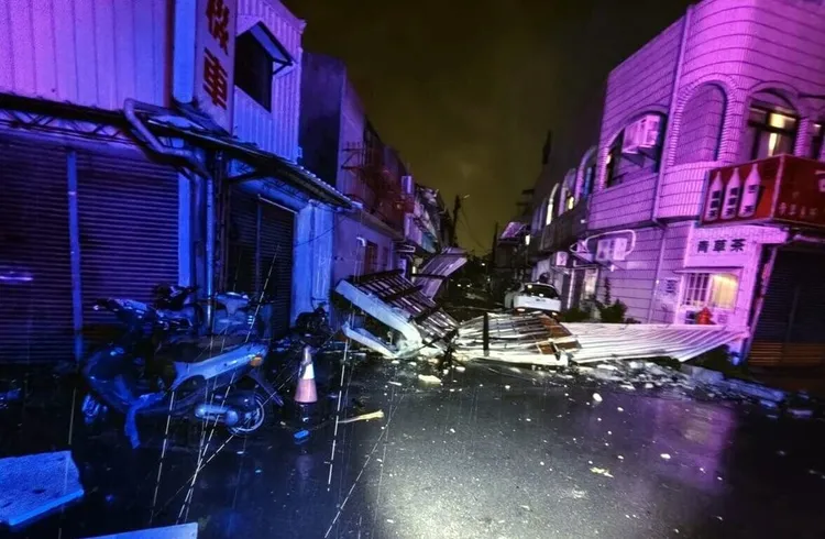 颱風丹娜絲6日深夜在嘉義縣布袋登陸，嘉義市區吹起強風，民宅鐵皮被吹落，街頭一片凌亂。嘉義市消防局提供