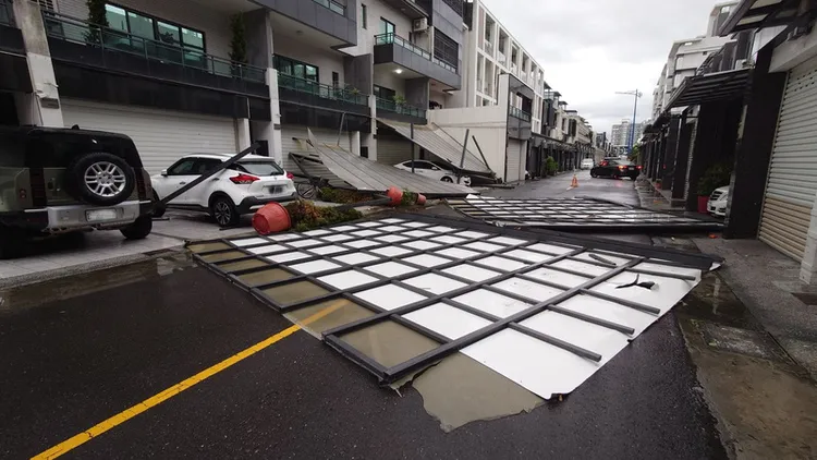 嘉義市興美五街民宅遮雨棚被強風吹翻倒塌。中央社