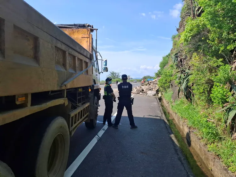 事故現場有交管請用路人小心慢行。警方提供