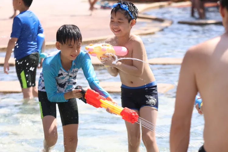 2025台北親水節現場設置2座期間限定的充氣滑水道、水鄉庭園戲水池。彭欣偉攝