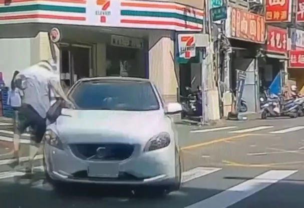 阿伯閃躲。翻攝網路《Wowtchout》