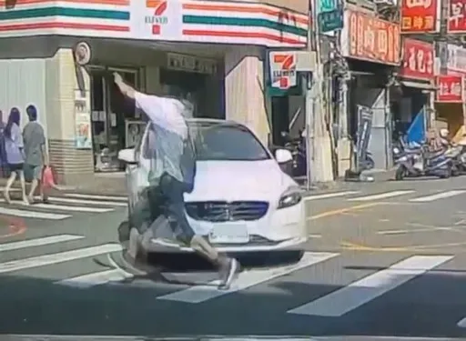 阿伯過馬路險遭撞!使出跑酷身手避禍 駕駛「這行為」得噴這些錢