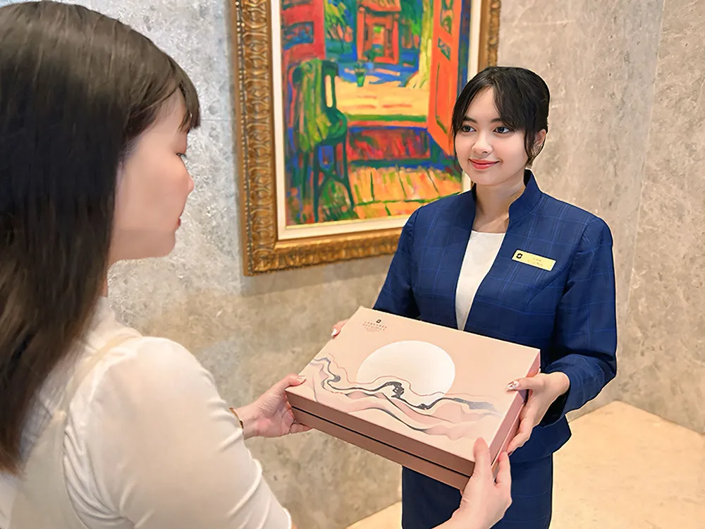 台南远东香格里拉饭店「善月」中秋礼盒以桃山月饼、果香蜂蜜蛋糕与公益手作南枣核桃糕传递节庆心意,每盒都是支持弱势就业的实际行动。业者提供