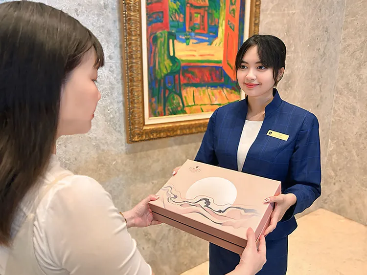 台南遠東香格里拉飯店「善月」中秋禮盒以桃山月餅、果香蜂蜜蛋糕與公益手作南棗核桃糕傳遞節慶心意，每盒都是支持弱勢就業的實際行動。業者提供