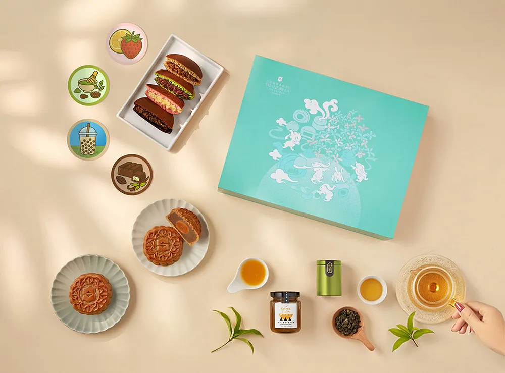 台南远东香格里拉饭店「玺月」中秋礼盒以插画风格呈现中秋玉兔与烟火意象,结合莲蓉蛋黄与秋梨百花蜜广式月饼、Keya特制果酱、雨曦黑钻石茶叶与四款风味三笠烧。业者提供