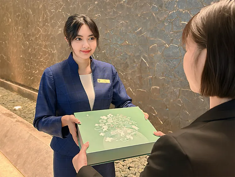 台南遠東香格里拉飯店「璽月」中秋禮盒美學與在地交織的選品，結合插畫美學與台灣職人選物，內含廣式月餅、台灣精品茶葉、國際金獎職人特製果醬與台南古蹟靈感三笠燒。業者提供