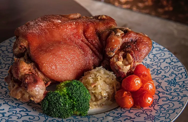 台北凱達大飯店家宴中餐廳推出「憑機票．饗優惠」活動，推薦必點招牌菜「凱達冠軍豬腳」原價1958元，活動期間出示機票優惠價只要1691元。台北凱達大飯店提供