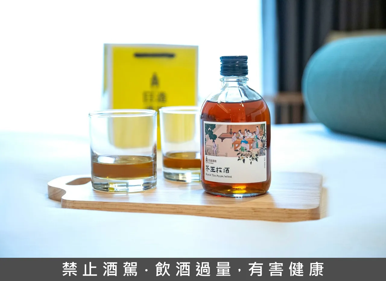 台北凱達大飯店「醇厚日造.品味凱達」住房專案,專案所贈送的「茶王梅酒」選用來自台灣小農契作的青梅與高山茶葉,口感圓潤、富有層次,每一口都藏有讓人回味的記憶感。台北凱達大飯店提供