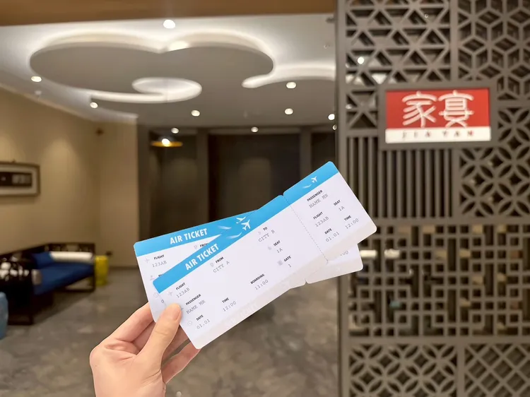 台北凱達大飯店館內家宴中餐廳推出「憑機票‧饗優惠」專案，即日起至9月底，出示7至9月間任一段國內外登機證，於周一至周四用餐即享85折優惠。台北凱達大飯店提供