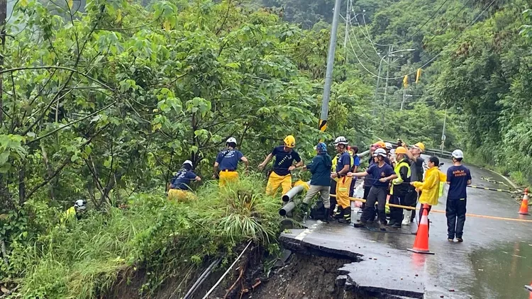 南橫公路坍方釀1家5口墜谷，救難人員搜救中。翻攝畫面