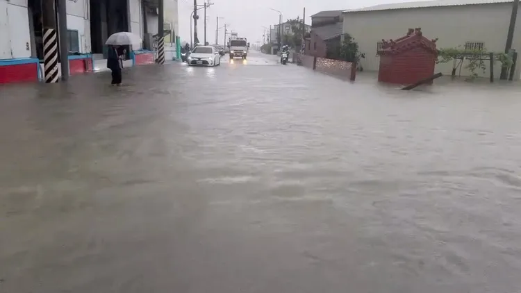 台南後壁多處積水，道路不通。議員王宣貿提供