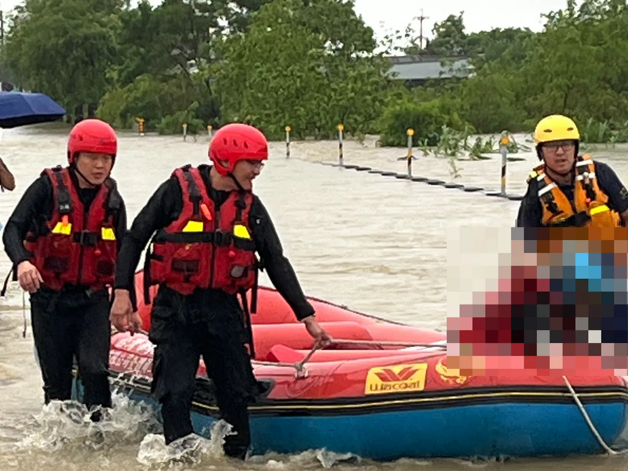 嘉义太保有民众受困,消防队出动救生艇将50岁男性民众救出。翻摄画面