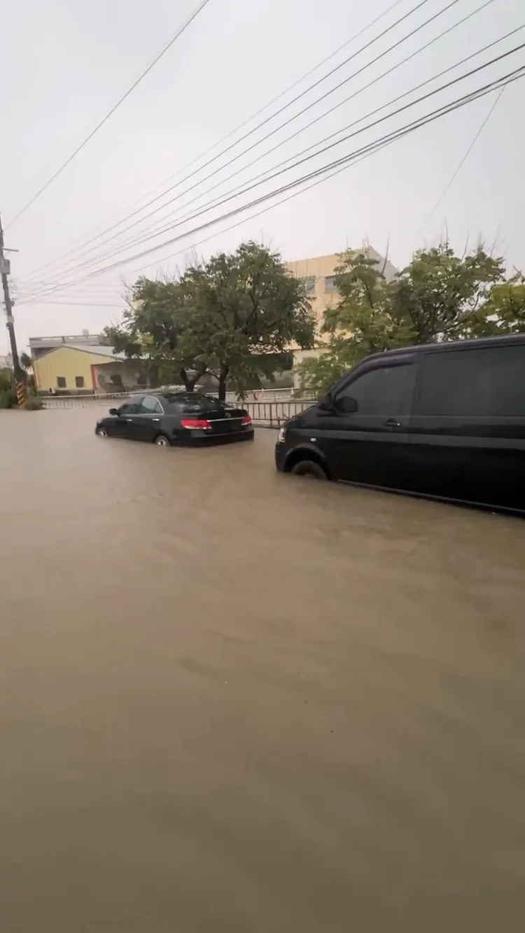 嘉義縣多處積水，車輛泡在水中。民眾提供