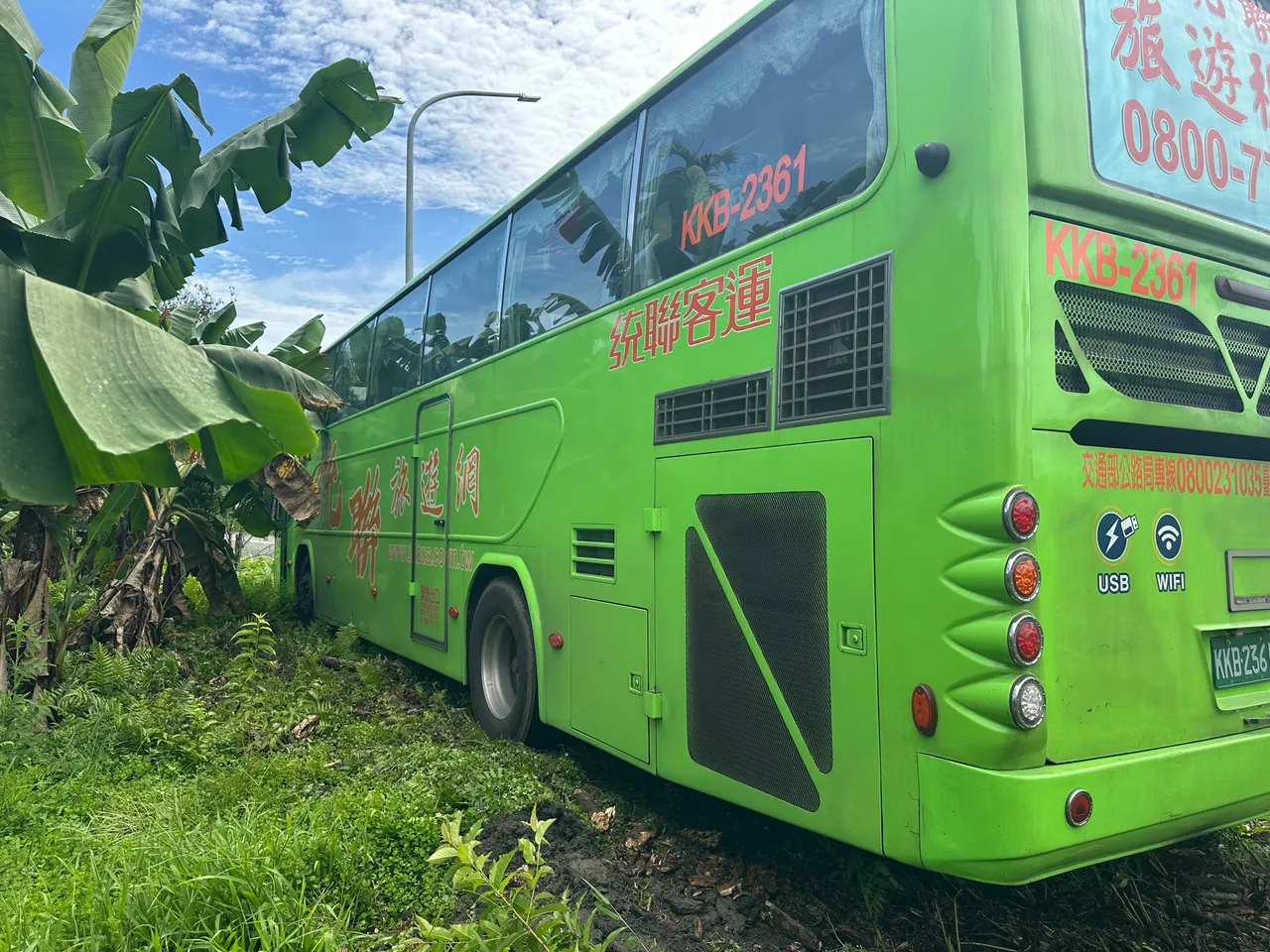 花莲统联客运自撞变电箱车祸。警方提供