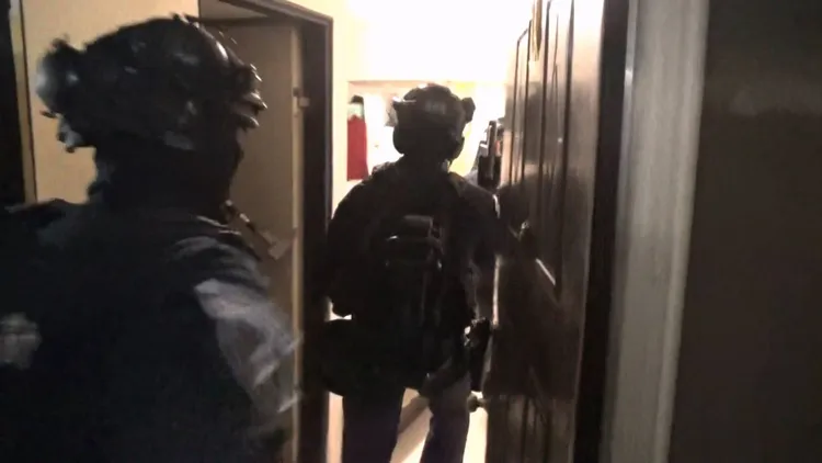 警方破門。桃園警分局提供