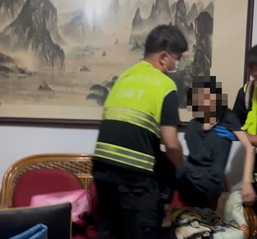 命悬一线!林口独居妇缺钱多日没进食「孱弱瘫坐沙发」 警消破门紧急送医