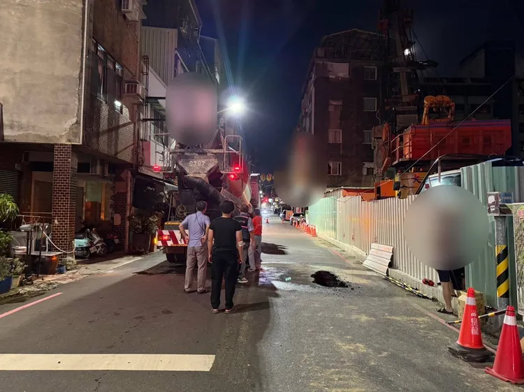 昨天晚間建案靠五妃街一側又出現道路陷落坑洞。民眾提供