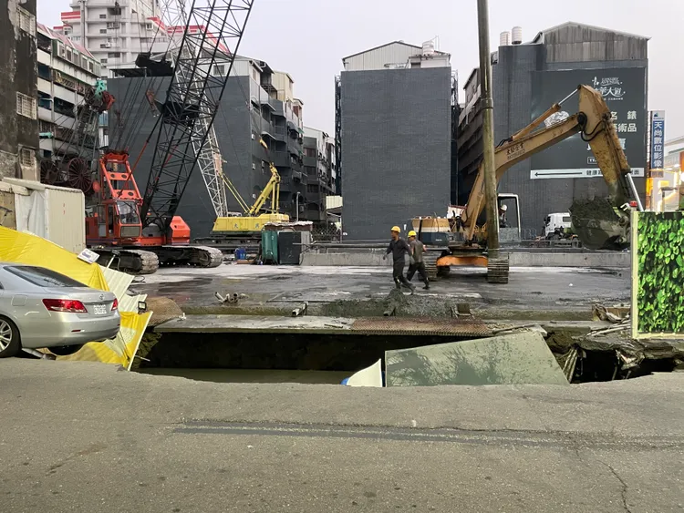 皇龍建設工地去年3月出現「天坑」長約15米、寬5米、深3米。資料照
