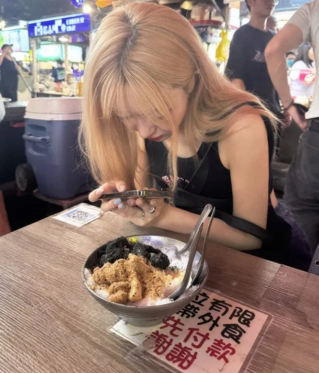 權喜原對著麻糬冰猛拍照。翻攝林襄Threads