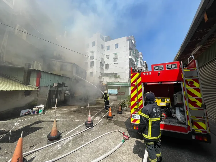 警消搶救。桃園市消防局提供