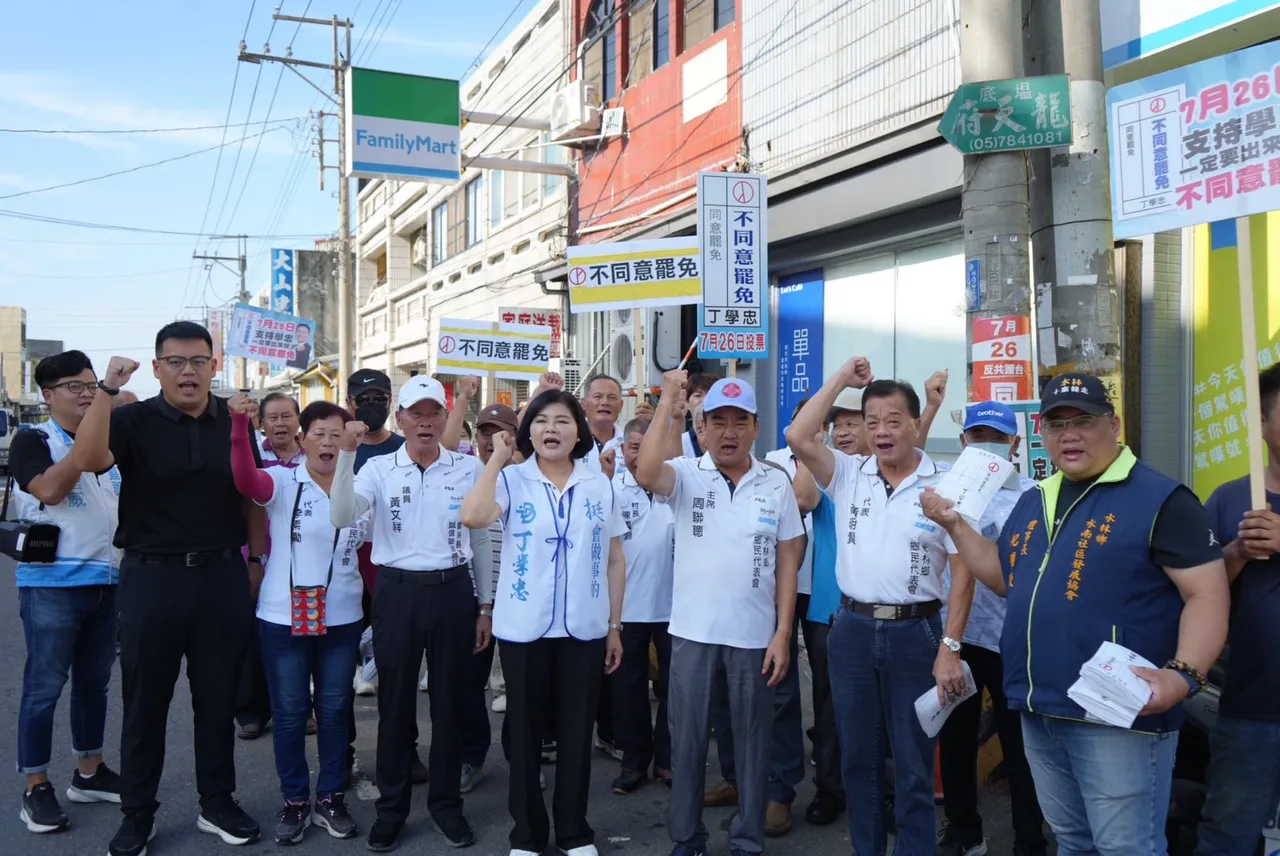 云林县长张丽善请假,与民代拜票扫街,希望能催出「不同意罢免」票。民众提供