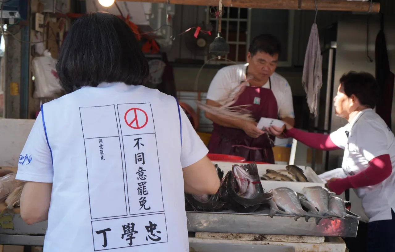 张丽善今天上午在水林乡早市拜票,民众反应热烈。民众提供