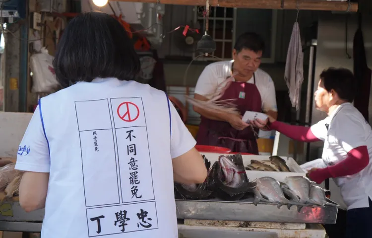 張麗善今天上午在水林鄉早市拜票，民眾反應熱烈。民眾提供