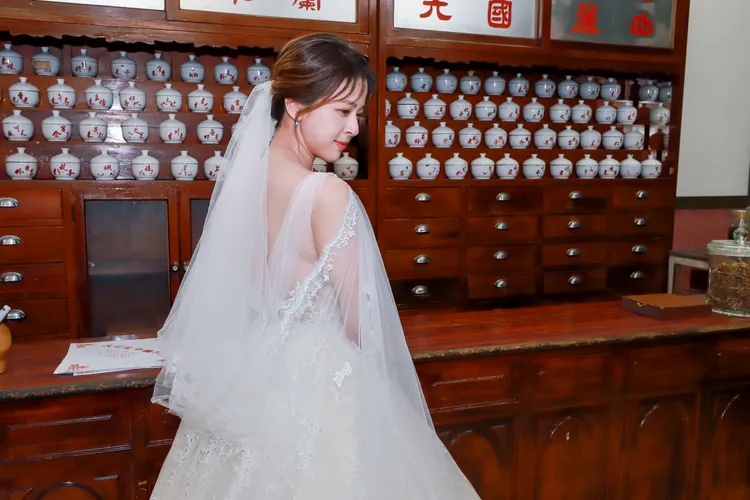 蘇晏霈秒找到本命婚紗。民視提供