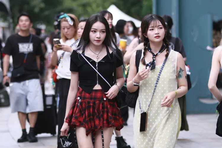 小巨蛋外有不少粉絲。彭欣偉攝