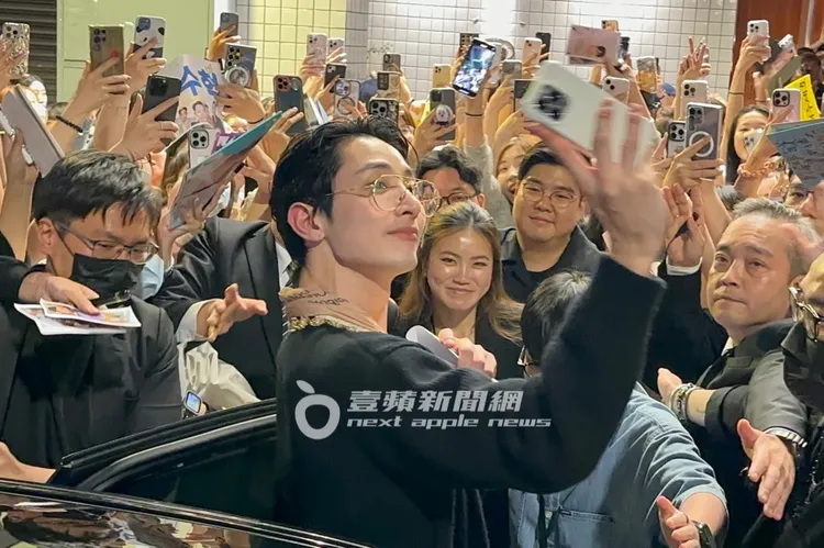 李洙赫5月時首度來台，這次似乎來支持好友GD在小巨蛋開唱。特勤中心攝