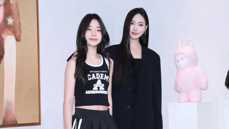 Lily（右）個人首場畫展日前舉行開幕活動，妹妹許老三（左）擔任神秘嘉賓。莊宗達攝