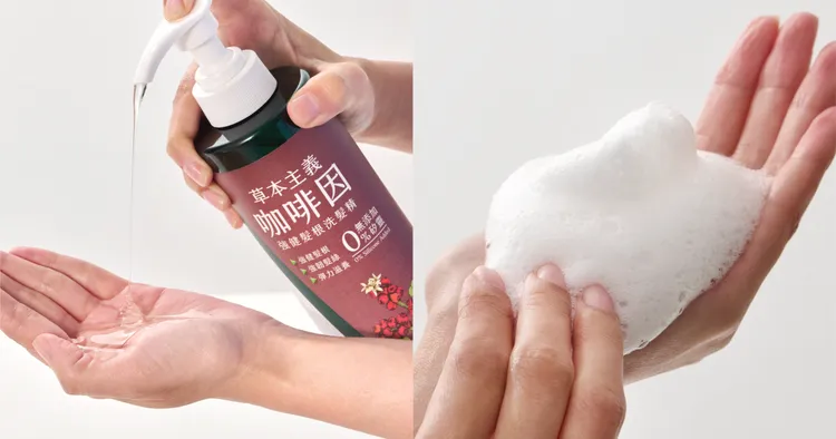 洗髮精質地透明，泡沫綿密能帶走頭皮髒污。