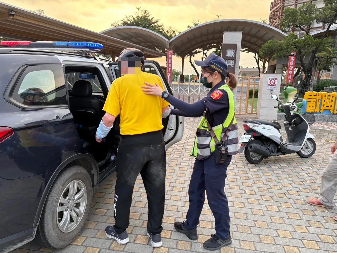 警方送老翁回高雄家。翻摄画面