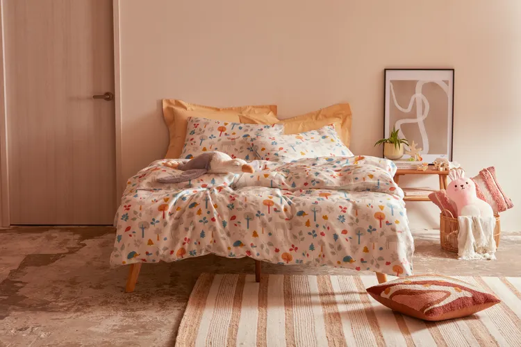 「奇遇森林天絲防蟎抗菌床包」以吸濕排汗的100%萊賽爾纖維製成，降低兒童免於因體溫積累而產生的悶熱不適，同時導入經國家安全標準認證的防蟎抗菌技術。業者提供