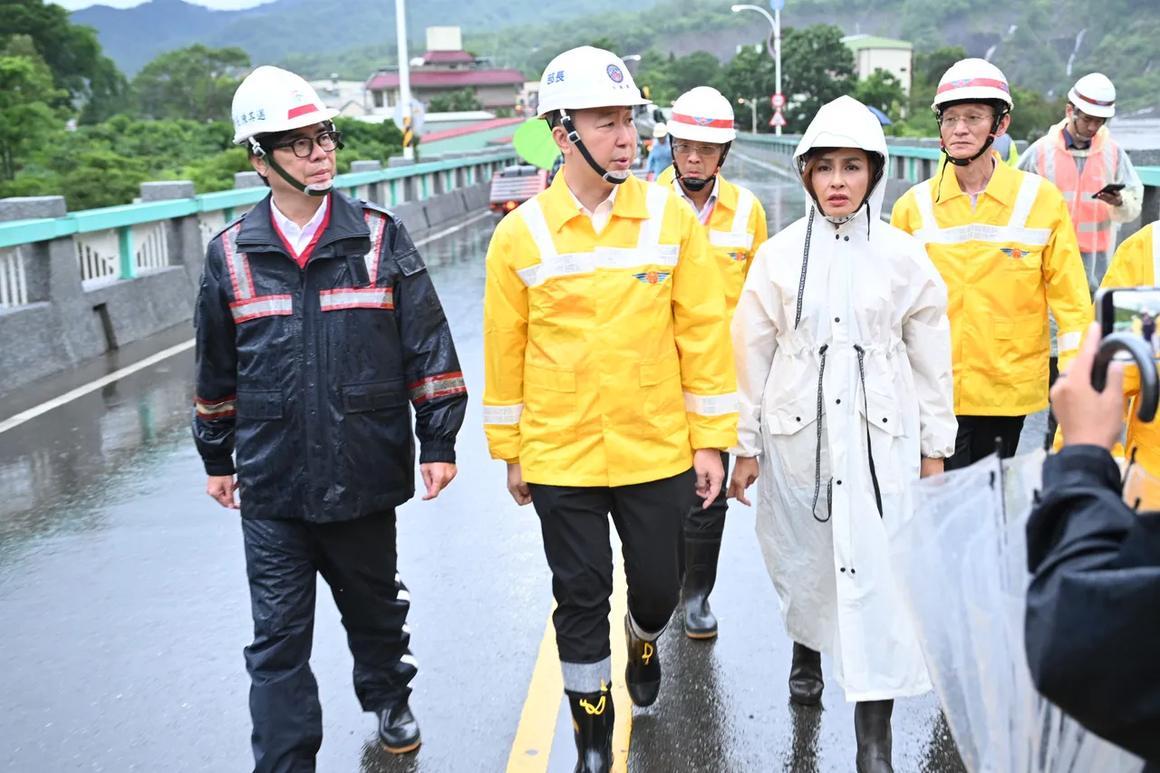 交通部长陈世凯(中)南下视察高雄市台20线南横公路灾情,由高雄市长陈其迈(左)及立委邱议莹(右)等人陪同。交通部提供
