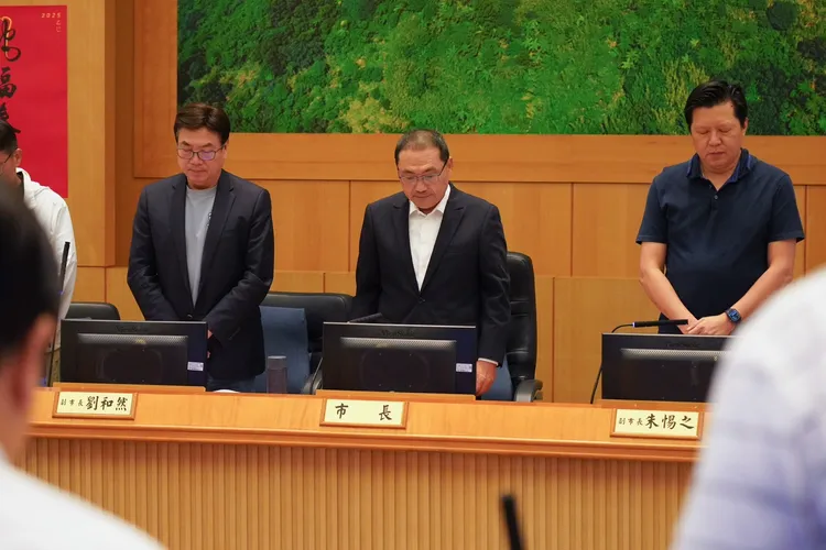 侯友宜市政會議上率所有市府官員一起起立，為殉職勇消默哀。市府提供