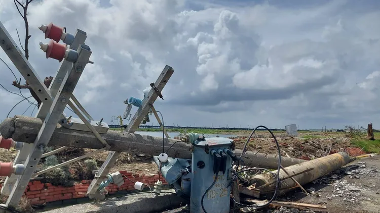 嘉義縣目前仍有超過千戶停電，現在傳出有台電人員觸電命危。資料照